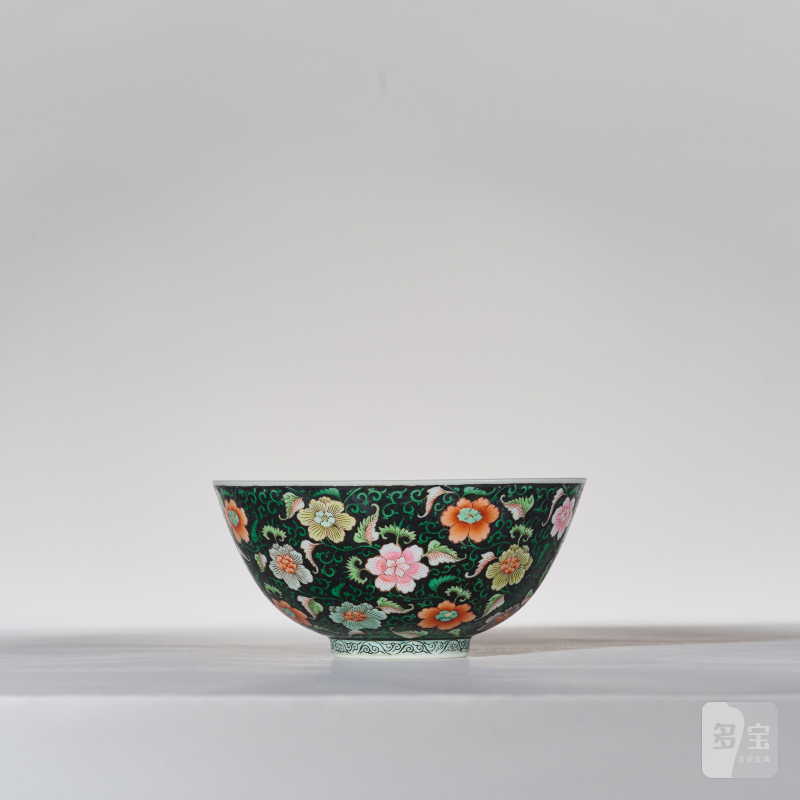 清雍正 墨地洋彩缠枝花卉纹宫碗 - 图7